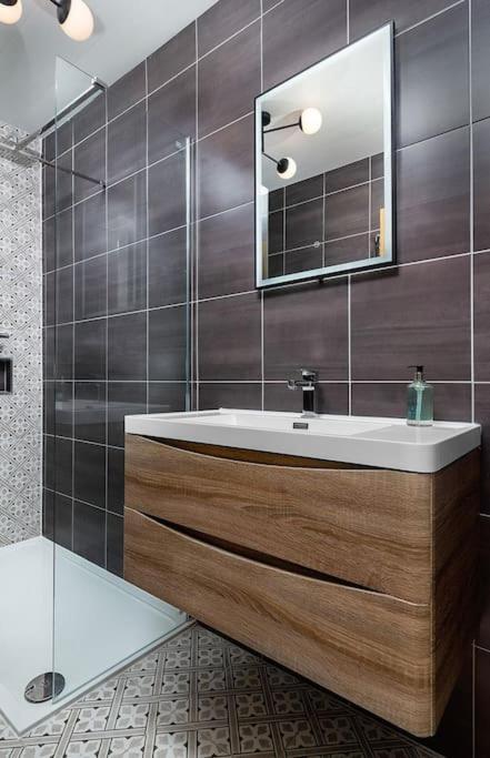 The Stylish 3-Bedroom Maisonette Retreat 斯特灵 外观 照片